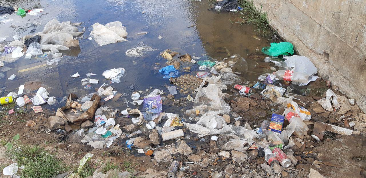 charcos y basura mezquita