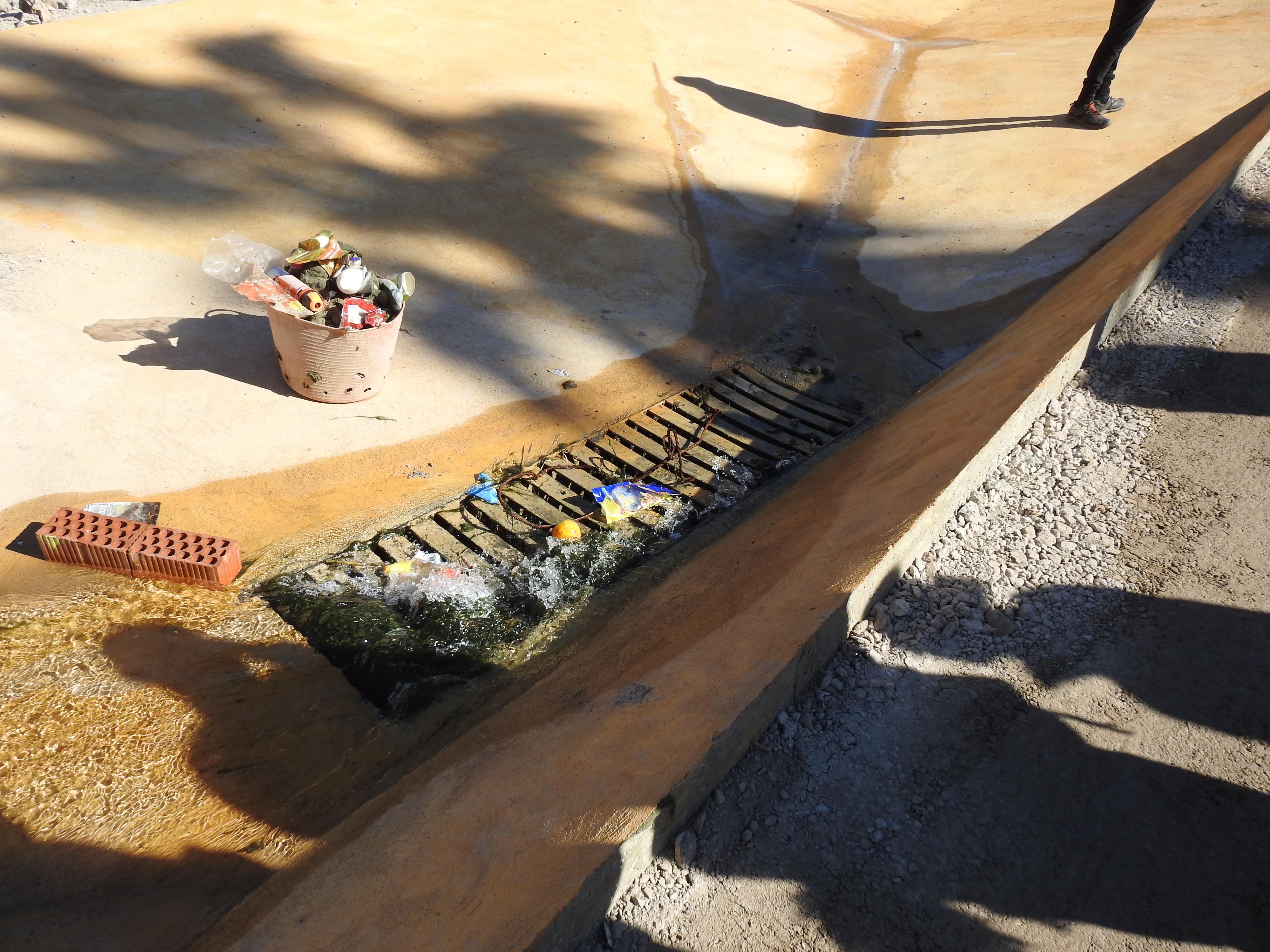 alcantarilla en la que desemboca el rio de oro tras las obras