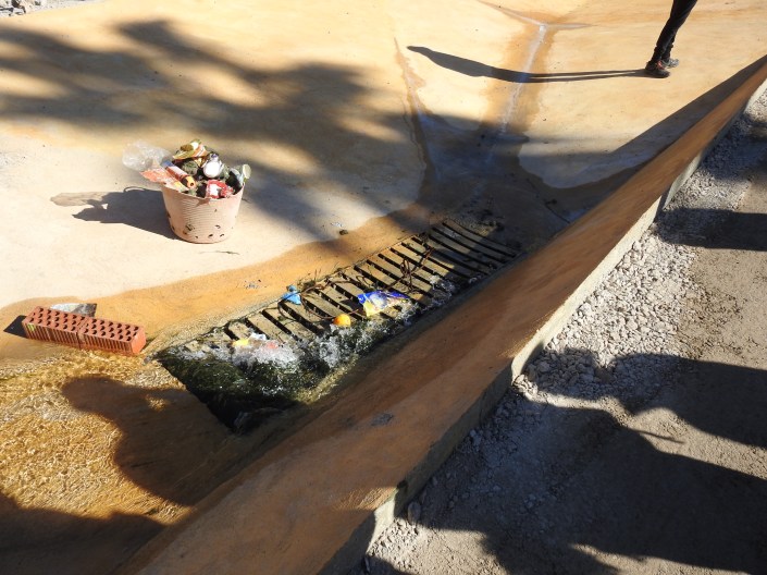 alcantarilla del rio antes de la fuente