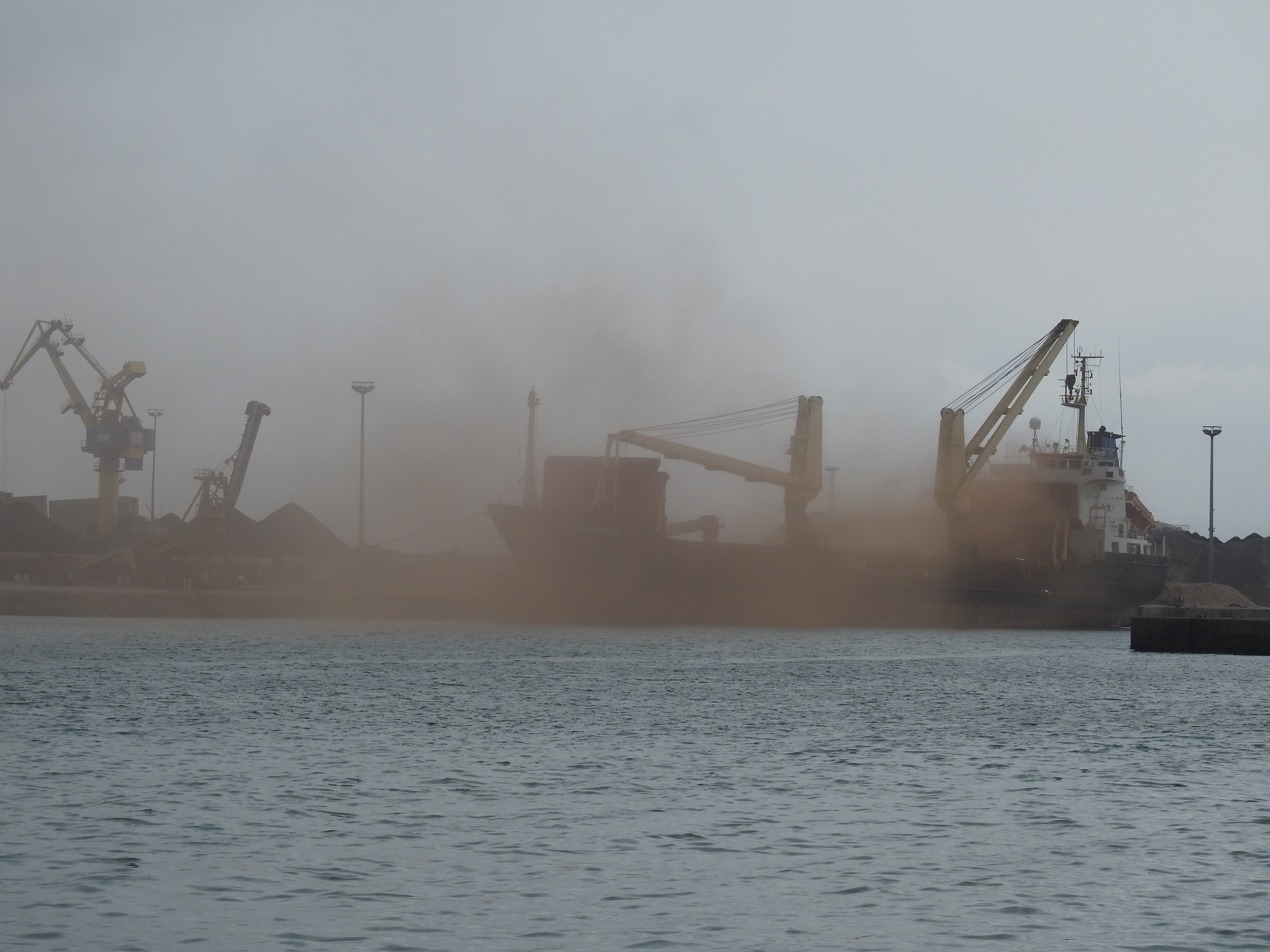descarga de graneles en el puerto de Benienzar que llega a Melilla como contaminación atmosférica