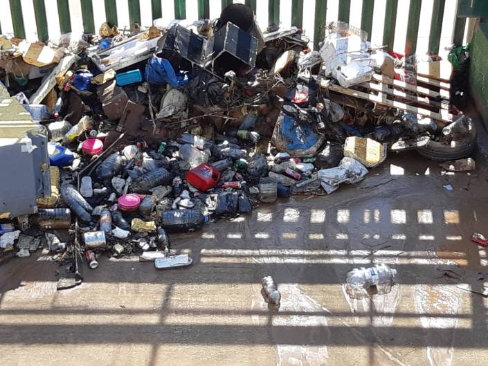 Envases esperando salir al mar en el arroyo Mezquita