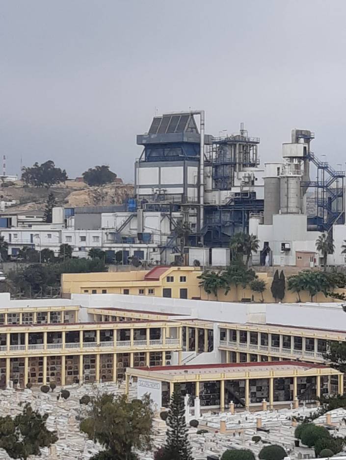 negros nubarrones corren sobre la incineradora de Melilla