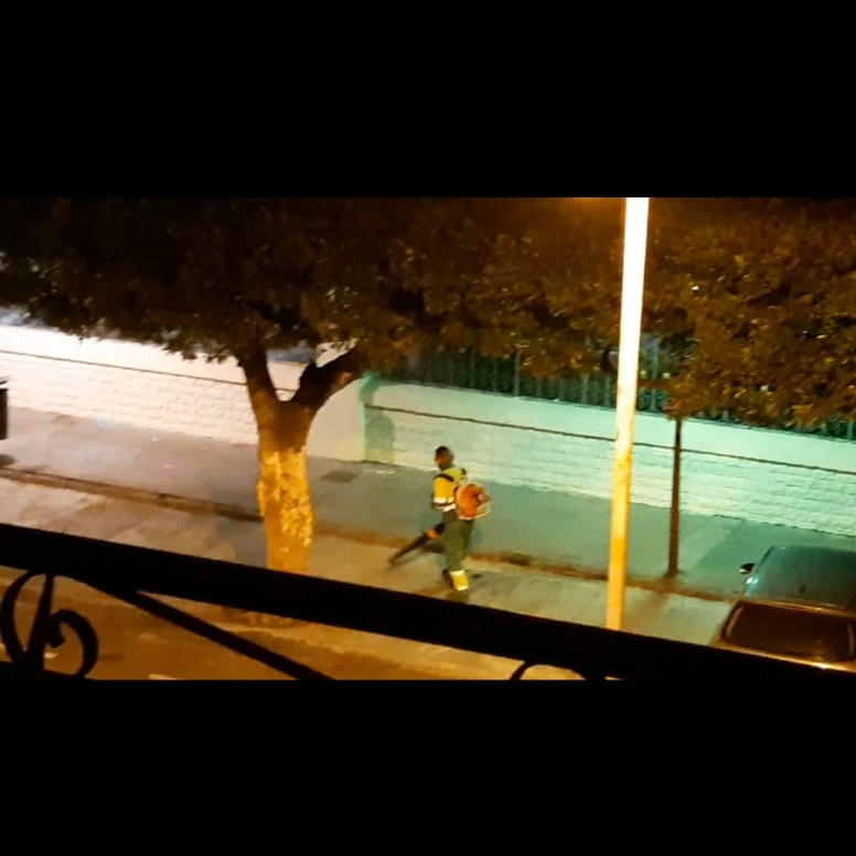 sopladores de hojas a las 11 de la noche