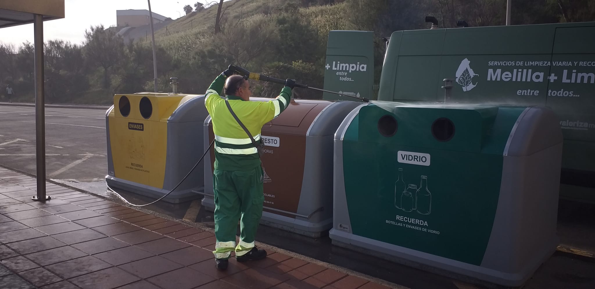 contenedor amarillo incorporado a la playa de Horcas